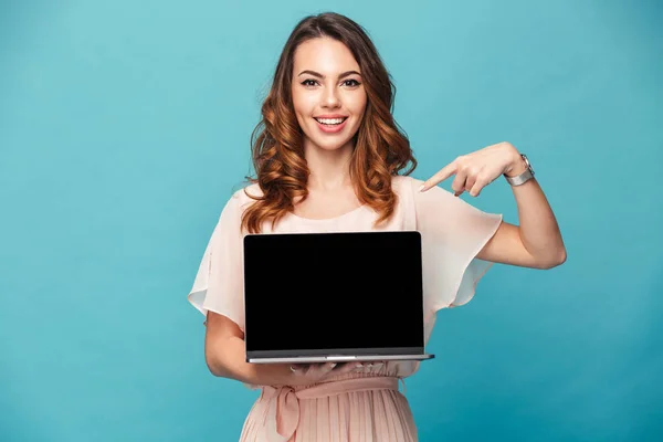 Retrato de una hermosa niña feliz con vestido — Foto de Stock