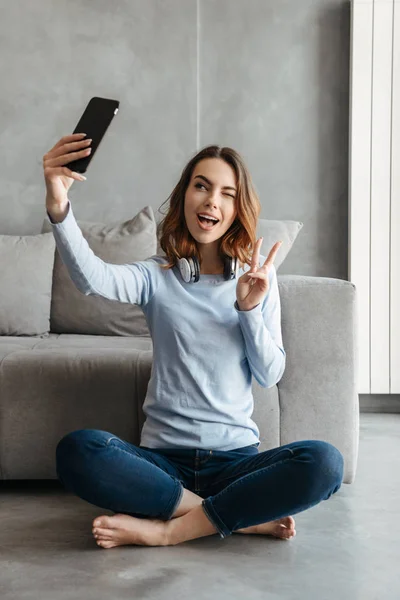 Retrato de una joven sonriente — Foto de Stock