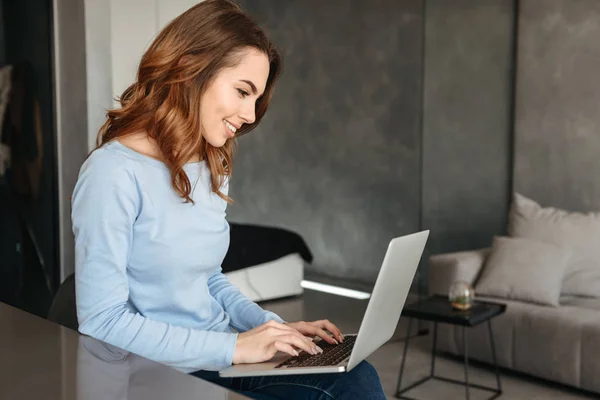 Ritratto di una giovane donna sorridente che usa il computer portatile — Foto Stock