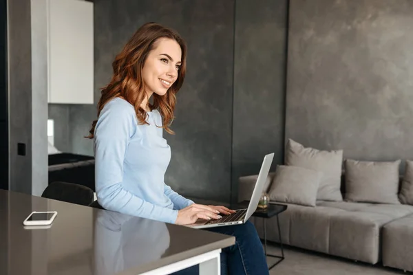 Retrato de uma mulher muito jovem usando laptop — Fotografia de Stock