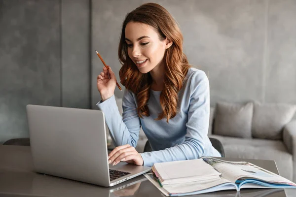 Retrato de una joven bonita estudiando — Foto de Stock