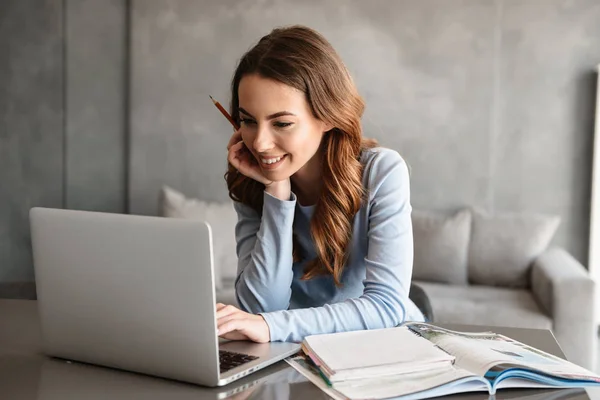 Retrato de una hermosa joven estudiando — Foto de Stock