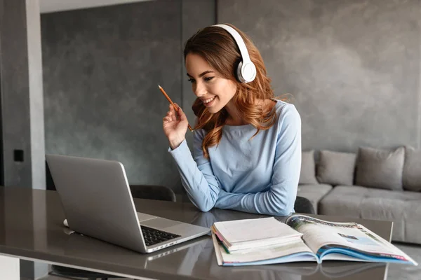 Retrato de una joven alegre con auriculares — Foto de Stock