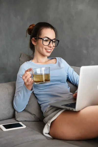 Portrait of a satisfied young woman drinking tea — Stock Photo, Image