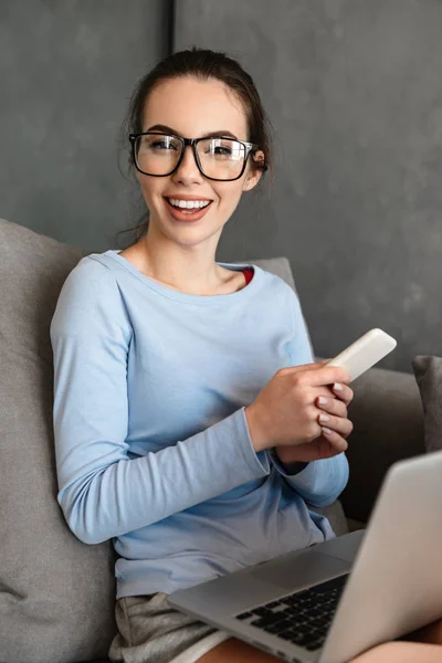 Porträt einer fröhlichen jungen Frau mit Handy — Stockfoto