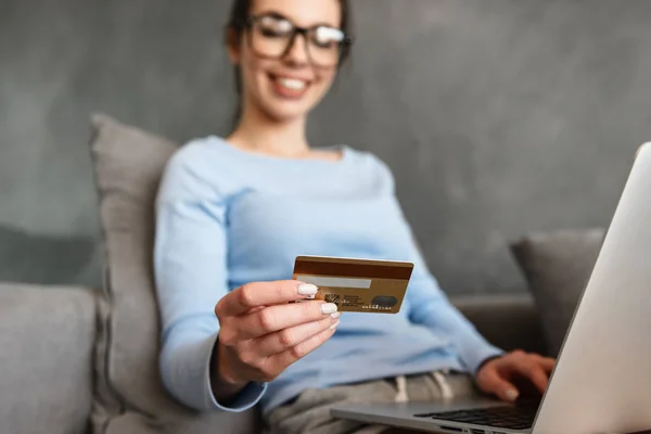 Retrato de cerca de una joven feliz — Foto de Stock