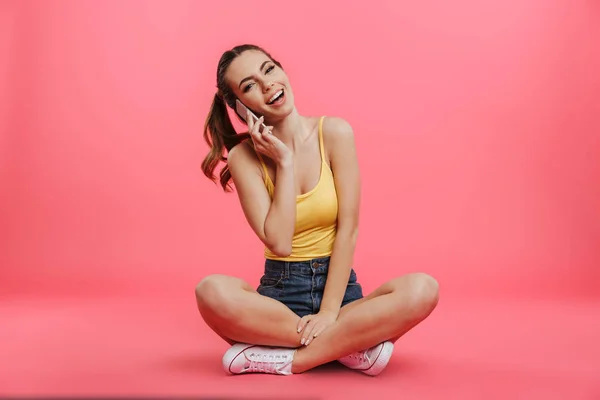 Retrato de una joven sonriente hablando por teléfono móvil —  Fotos de Stock