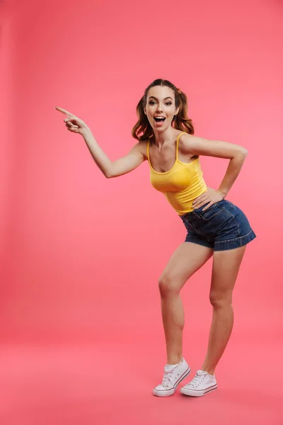 Full length portrait of a smiling young girl — Stock Photo, Image