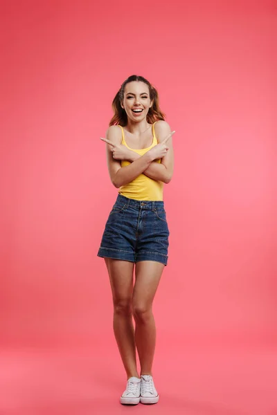 Retrato de comprimento total de uma jovem feliz — Fotografia de Stock