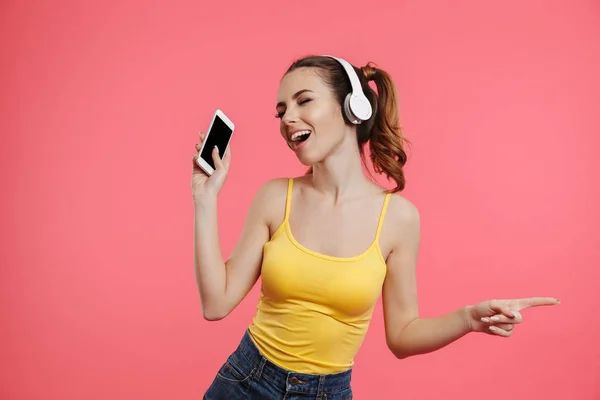 Retrato de una joven feliz vestida con ropa de verano — Foto de Stock