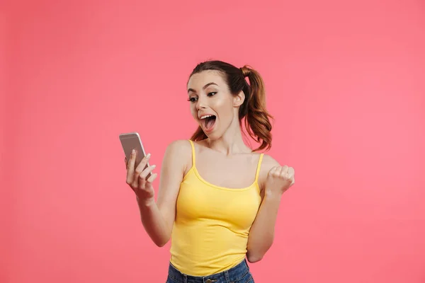 Portret van een gelukkig jong meisje gekleed in zomer kleding — Stockfoto