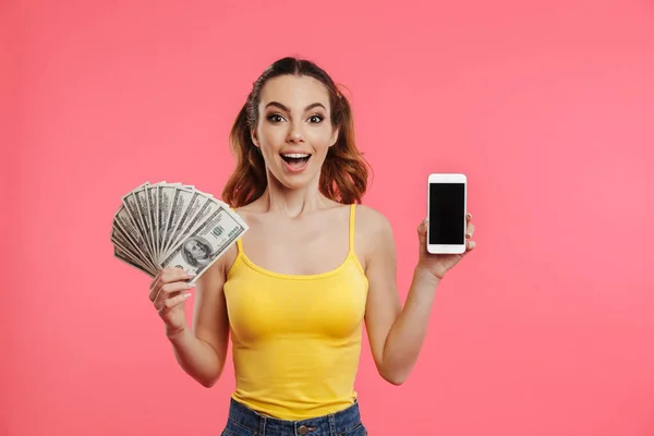 Portret van een gelukkig jong meisje gekleed in zomer kleding — Stockfoto