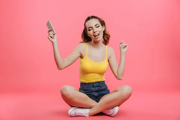 Portret van een gelukkig jong meisje gekleed in zomer kleding — Stockfoto