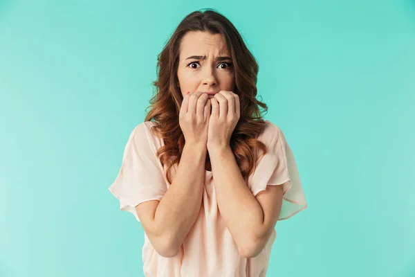 Portret van een bange meisje in jurk — Stockfoto