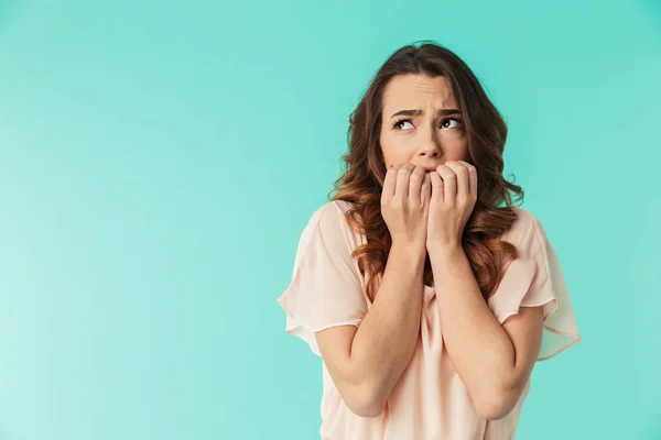 Portret van een bange meisje in de jurk op zoek weg — Stockfoto