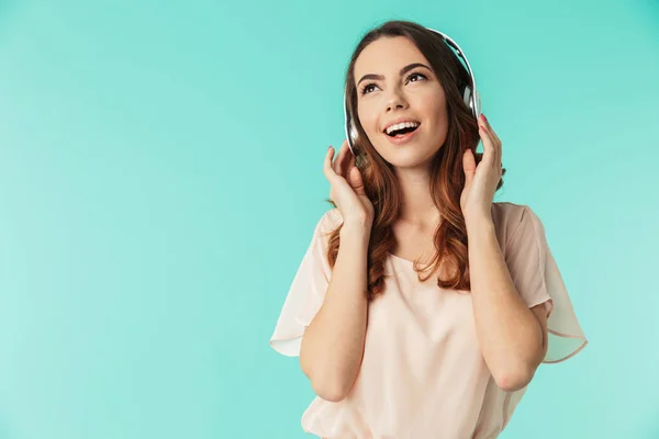 Retrato de una joven feliz en vestido escuchando — Foto de Stock