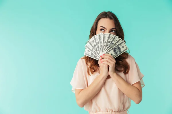 Ritratto di una giovane ragazza in abito con banconote in denaro — Foto Stock