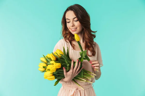 Retrato de una joven encantadora en vestido — Foto de Stock