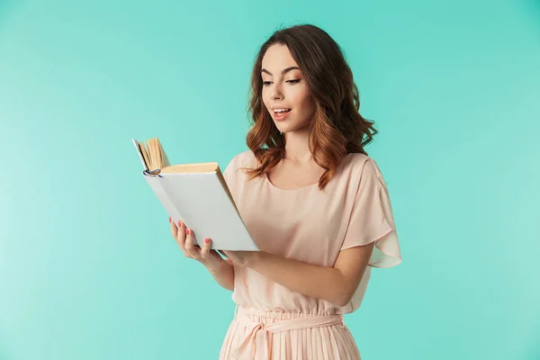 Πορτρέτο του ένα χαριτωμένο νεαρό κορίτσι στο φόρεμα διαβάζοντας ένα βιβλίο — Φωτογραφία Αρχείου