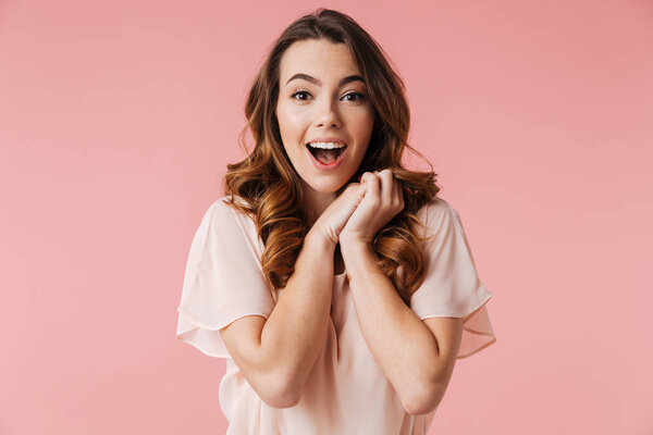 Портрет взволнованной девушки в платье
