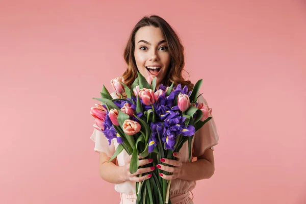 Retrato de una joven excitada en vestido — Foto de Stock