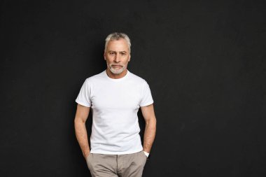 Yakışıklı olgun yaşlı adam izole ayakta