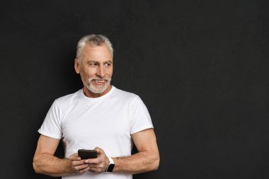 Neşeli olgun yaşlı istimal hareket eden telefon yakışıklı.