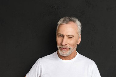 Neşeli olgun yaşlı adam göz kırpıyor.