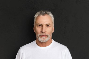 Yakışıklı olgun yaşlı adam izole ayakta