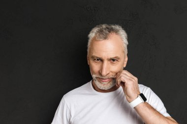 Yakışıklı olgun yaşlı adam izole ayakta