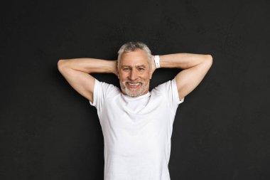 Olgun yaşlı adam izole ayakta gülümseyen