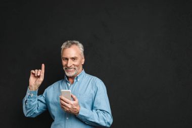 Görüntü parmak işaret gri saçlı sakallı erkek emekli 60s