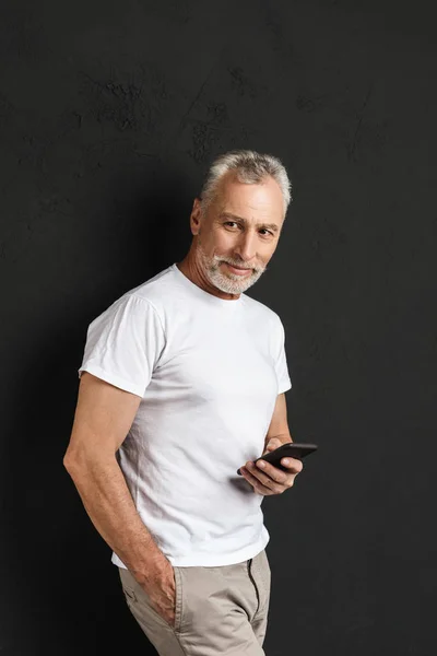 Happy handsome mature old man using mobile phone. — Stock Photo, Image