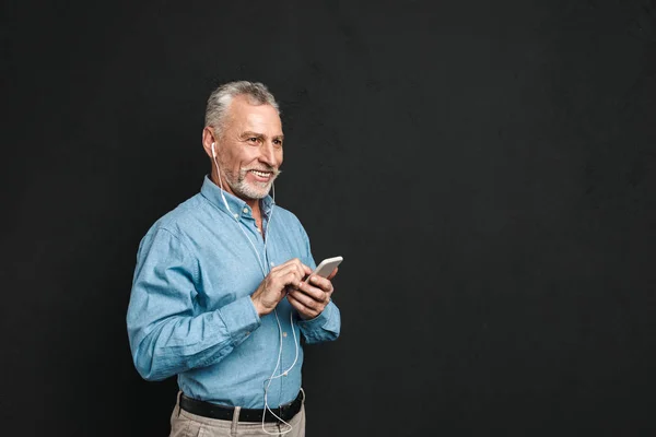 Πορτρέτο του χαρούμενα ώριμος άνδρας 50s με γκρίζα μαλλιά δακτυλογράφηση sms ή — Φωτογραφία Αρχείου