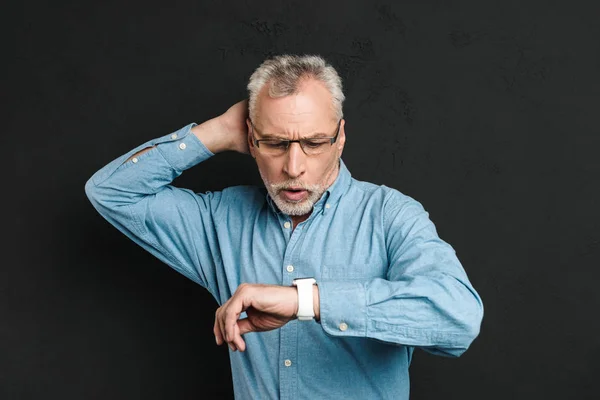 Görüntü gri saçlı eyeglas giyen yaşlı tıraşsız adam 60s — Stok fotoğraf