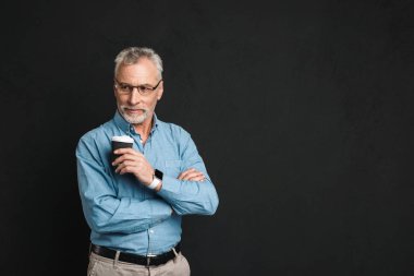 Gülümseyen bir olgun adam portresi gömlek giymiş