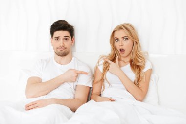 Şok sevgi dolu çift birbirini gösteren.