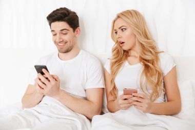 Cep telefonunu kullanarak Modern genç Çift