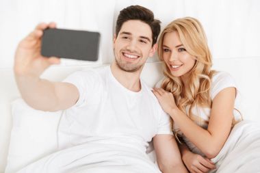 Sevimli genç sevgi dolu çift selfie tarafından cep telefonuyla olun.