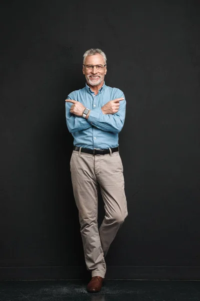 Full length photo of adult man 60s with grey hair and beard posi — Stock Photo, Image