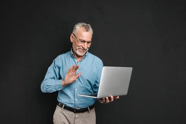 Porträt eines freundlichen, reifen Mannes im Hemd — Stockfoto