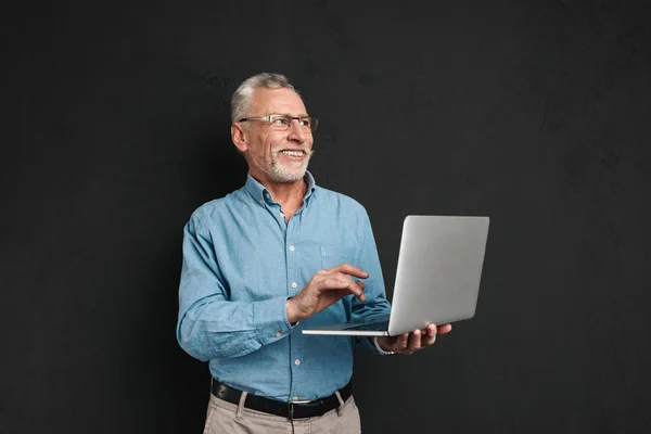 Porträt eines glücklichen reifen Mannes im Hemd — Stockfoto