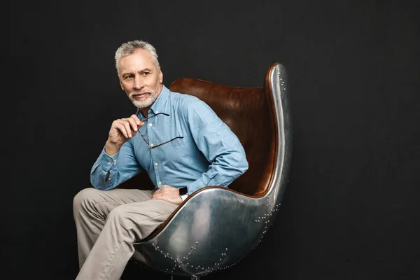 Bild des geschäftstüchtigen Herrn 50er Jahre mit grauen Haaren und Bart in — Stockfoto