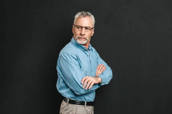 Портрет уверенного взрослого мужчины в рубашке — стоковое фото