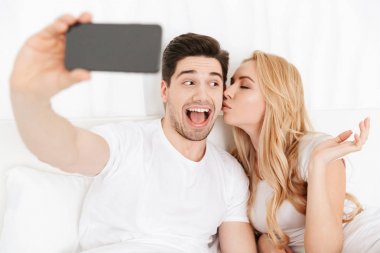 Sevimli genç sevgi dolu çift selfie olun