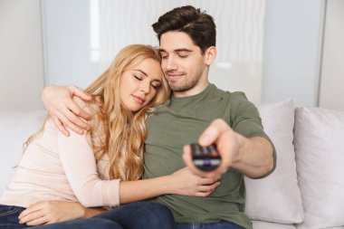 Şehvetli genç çift sarılma portresi