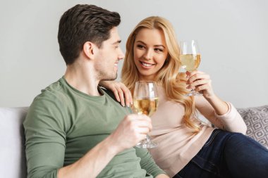 Alkol beyaz şarap şampanya içmek genç sevgi dolu çift gülümseyen.