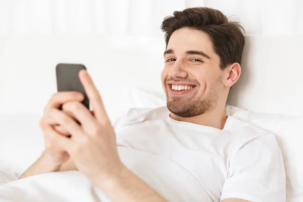 Mutlu genç adam cep telefonu tutan kapatın — Stok fotoğraf