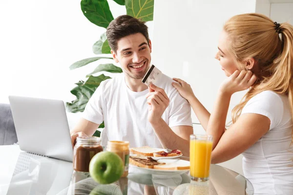 Retrato de una feliz pareja joven enamorada — Foto de Stock