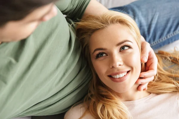 Bonito sorrindo jovem mulher mentiras no ela marido — Fotografia de Stock